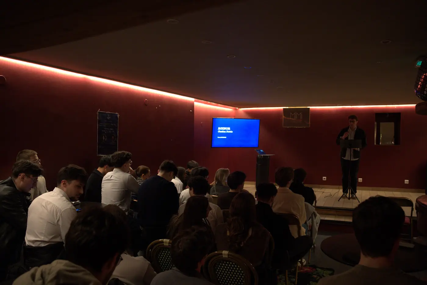 Public attentif lors d'une présentation