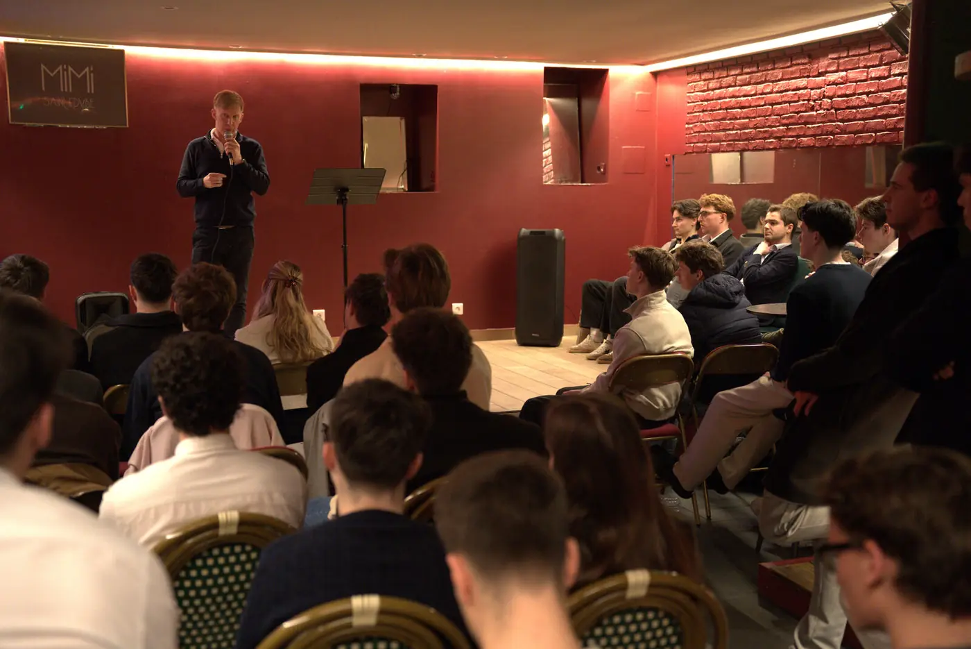 Conférence devant un public assis