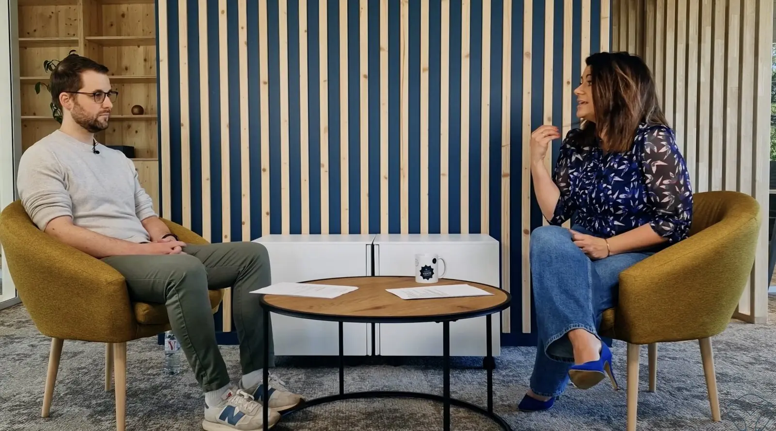 Plateau d'interview avec deux personnes installées dans des fauteuils