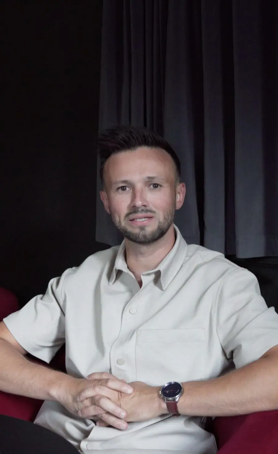 Homme assis face à la caméra lors d'une interview filmée